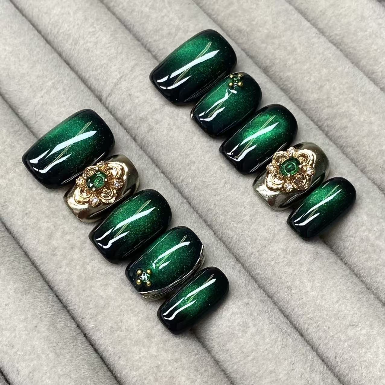 Vintage-style, courtly black base with emerald cat-eye rhinestones, exquisite handmade nails - RT